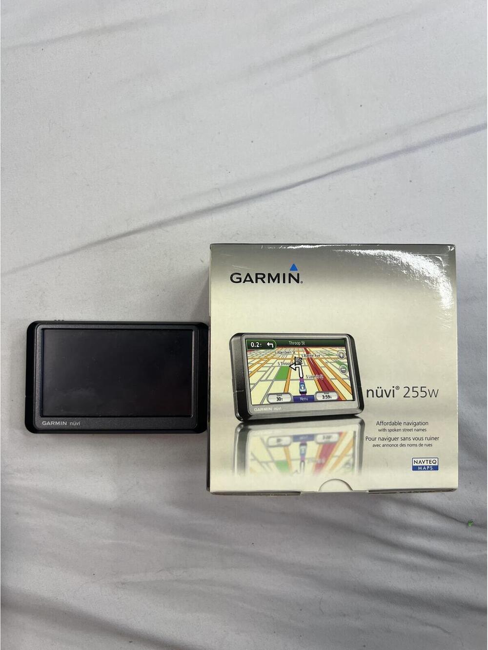 Garmin nüvi 255w GPS Navigator with Accessories and Carrying Case